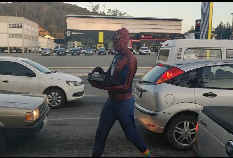(VÍDEO) – “Homem-Aranha da sinaleira” chama a atenção de motoristas do Centro
