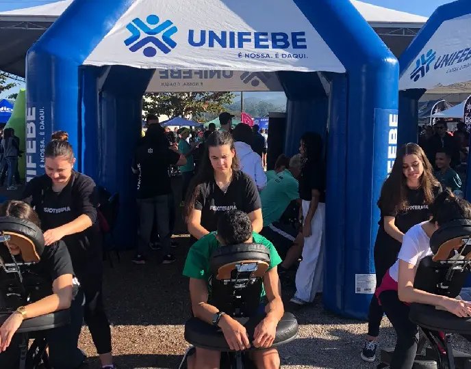 Estudantes da UNIFEBE prestam apoio a atletas em corrida 