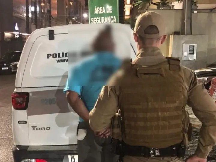 Mulher flagra homem abusando sexualmente de criança
