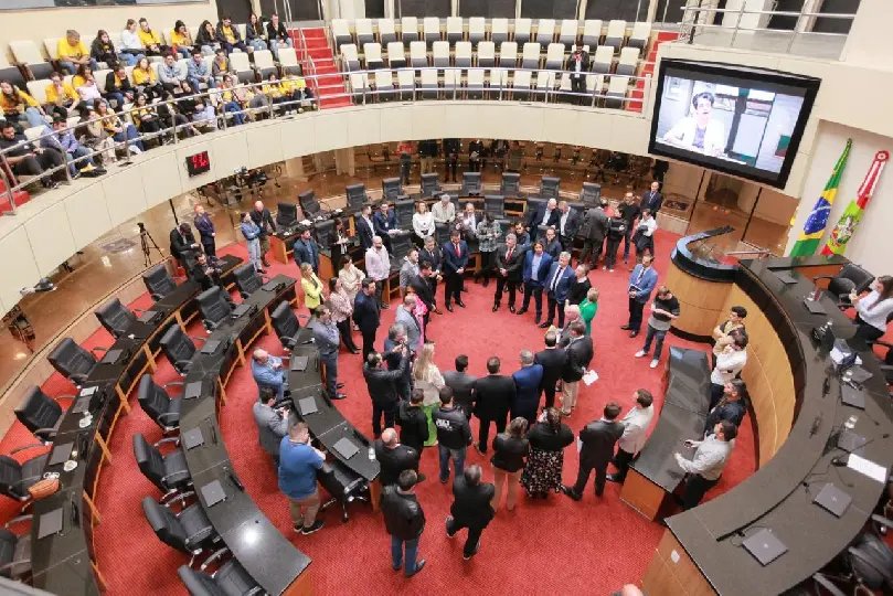 Projetos do Programa Universidade Gratuita avançam nas comissões da Alesc