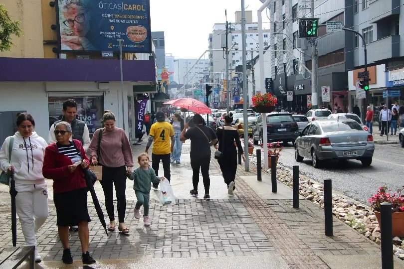Mesmo com chuva, público prestigia ações do Sábado Fácil 