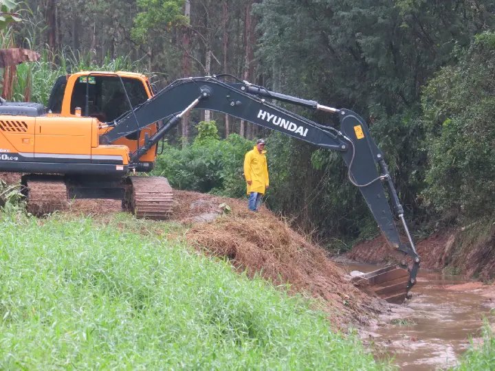 Prefeitura intensifica limpeza de valas durante período chuvoso