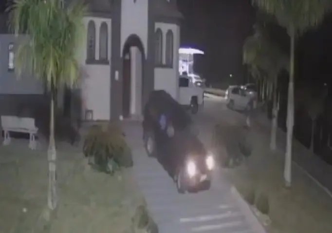 (VIDEO) Motorista desce escadaria de igreja em cidade vizinha a Brusque