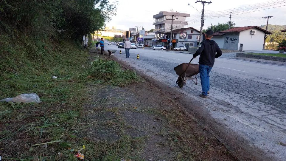 Secretaria de Obras realiza limpeza do trecho municipal da rodovia SC 486