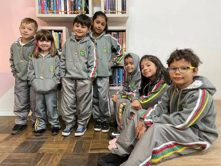 Alunos da rede municipal recebem uniformes de inverno