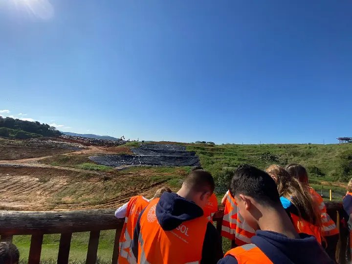Intercambistas de Guabiruba visitam Centro de Reciclagem 