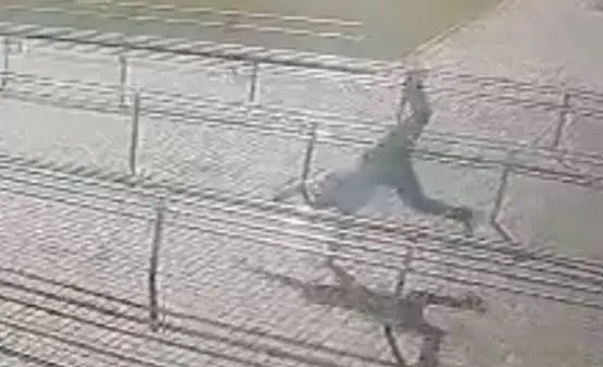 (VÍDEO) Homem comemora divórcio com pulinhos e estrelinhas