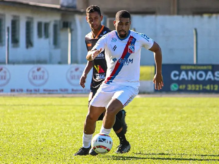 Renaux perde fora de casa, mas se classifica na Série B