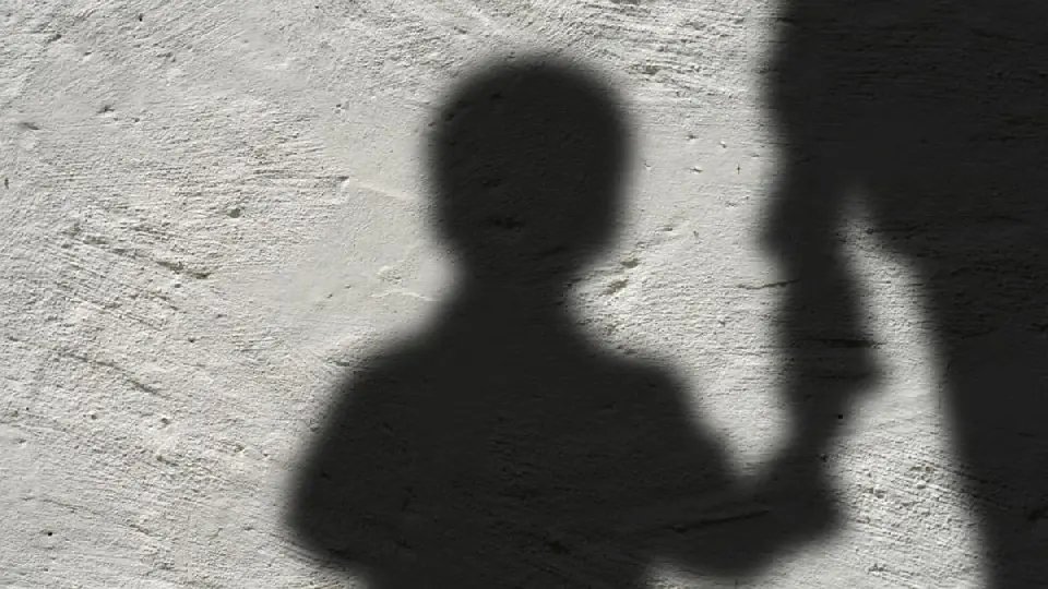 Homem é condenado a mais de 800 anos por estuprar enteada