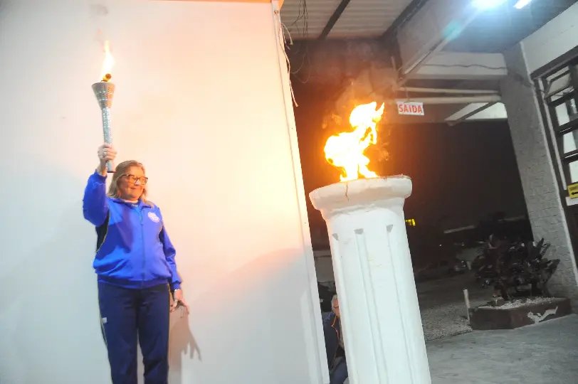 Acendimento da tocha marca a abertura oficial dos Jogos Comunitários de Brusque
