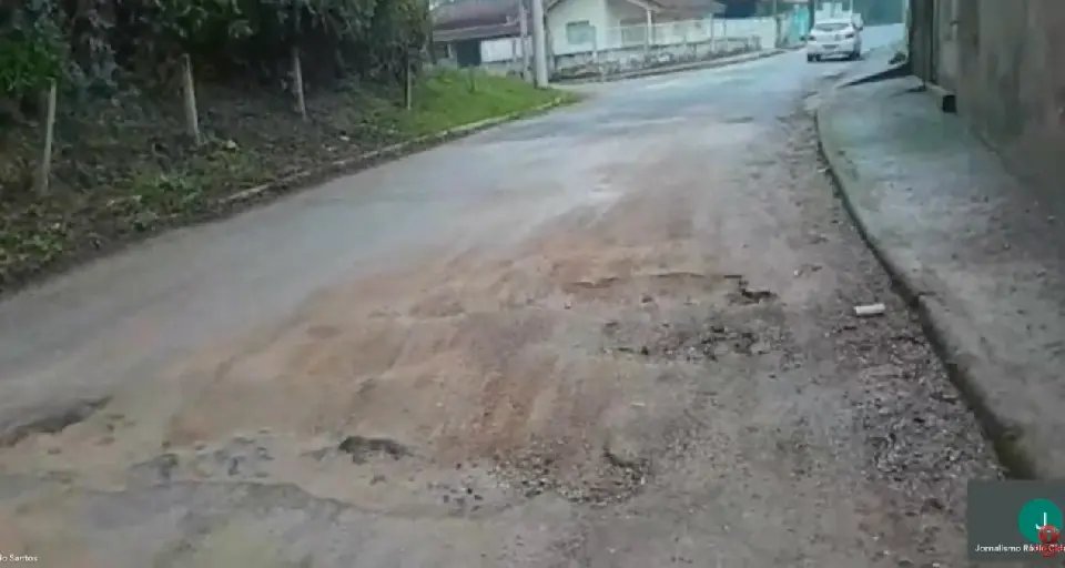 Buraco na Luiz Vanolli  vem causando perigo
