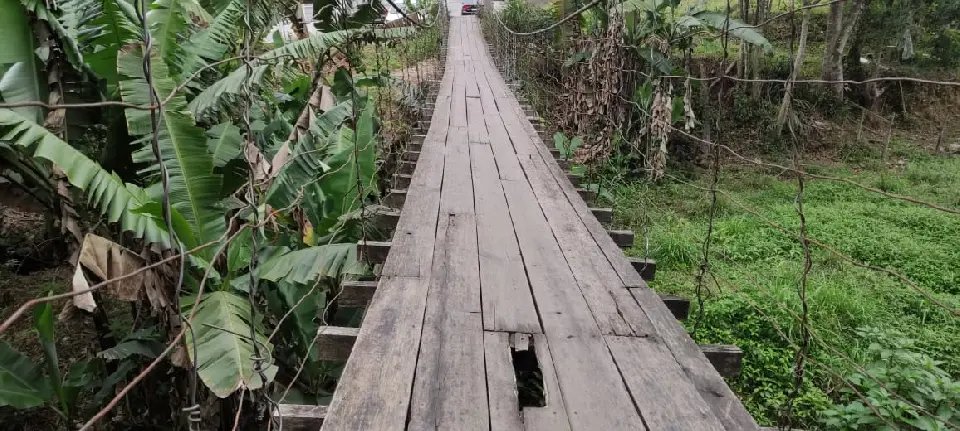 (VÍDEO) Ponte pênsil está um perigo, dizem moradores