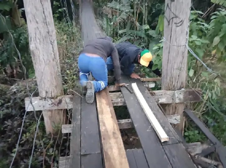 Ponte pênsil recebe reparos após reportagem da Rádio Cidade