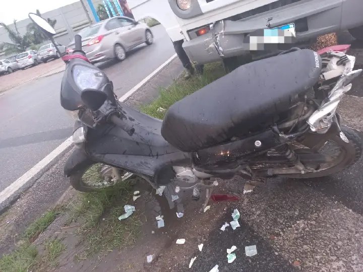 Carro na contramão faz caminhão atropelar motociclista 
