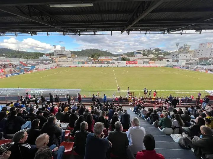 Decisão sobre jogos de futebol preocupa emissoras de rádio 
