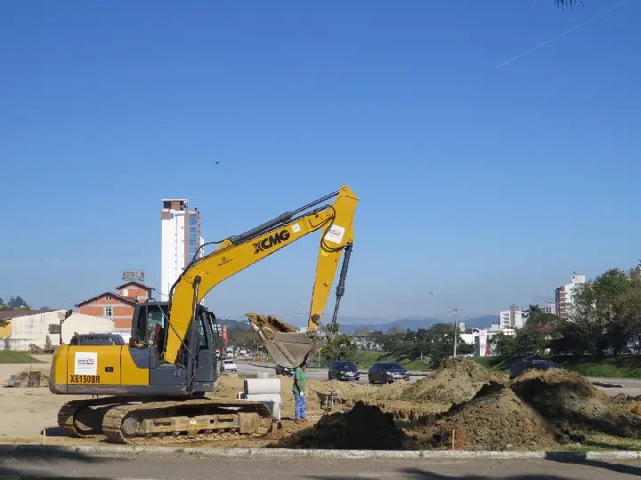 Equipes realizam obra de drenagem próximo à Arena Brusque