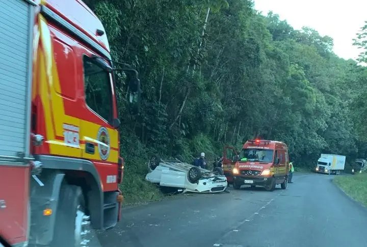 Carro capota após saída de pista na região do Claraíba