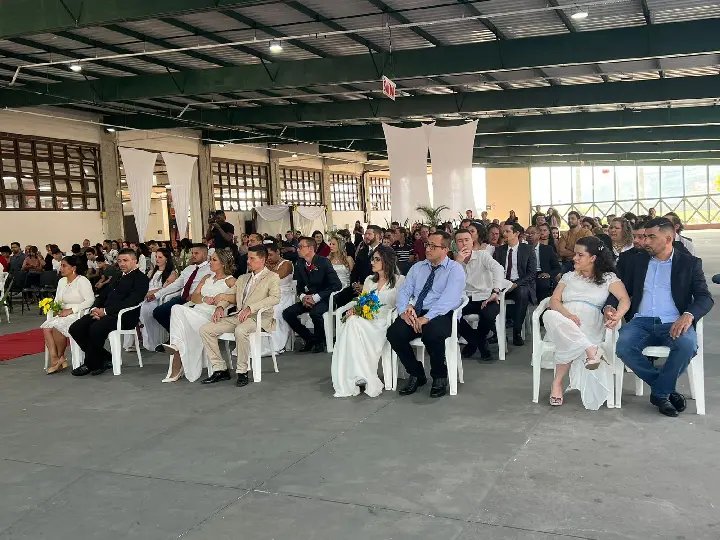 Casamento coletivo oficializa o amor de 21 casais