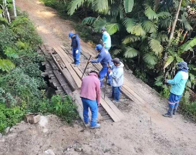 Secretaria de Obras realiza manutenção da ponte do Taquaruçu