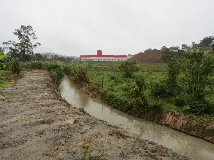 Secretaria de Obras realiza limpeza de vala no Planalto