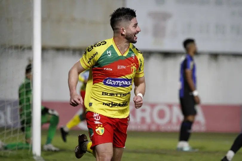 Em noite mágica de Queiroz, Brusque goleia o Altos em casa