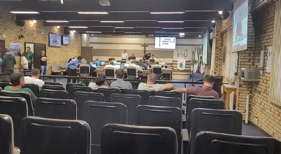 Câmara adia pela segunda vez projeto que indeniza família por obra
