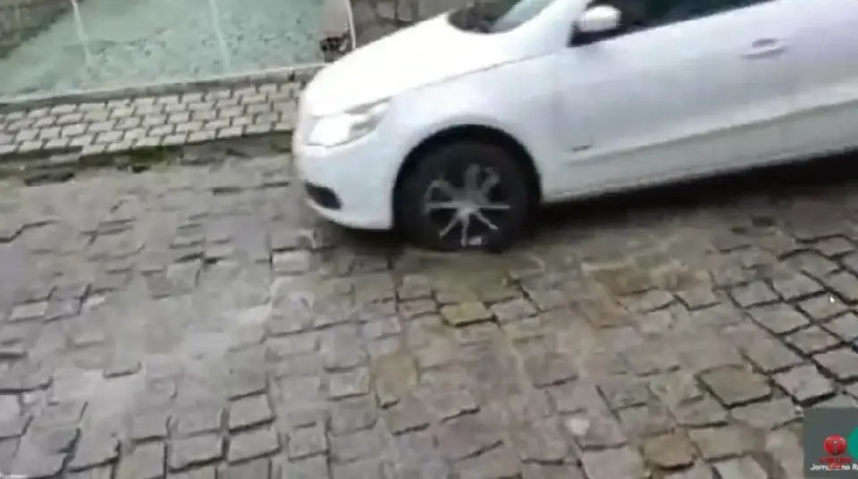 Vazamento de água incomoda há dias na Pedro Noldin