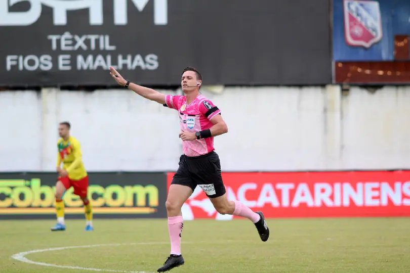 Árbitro da final do Catarinense vai apitar jogo do time de Neymar