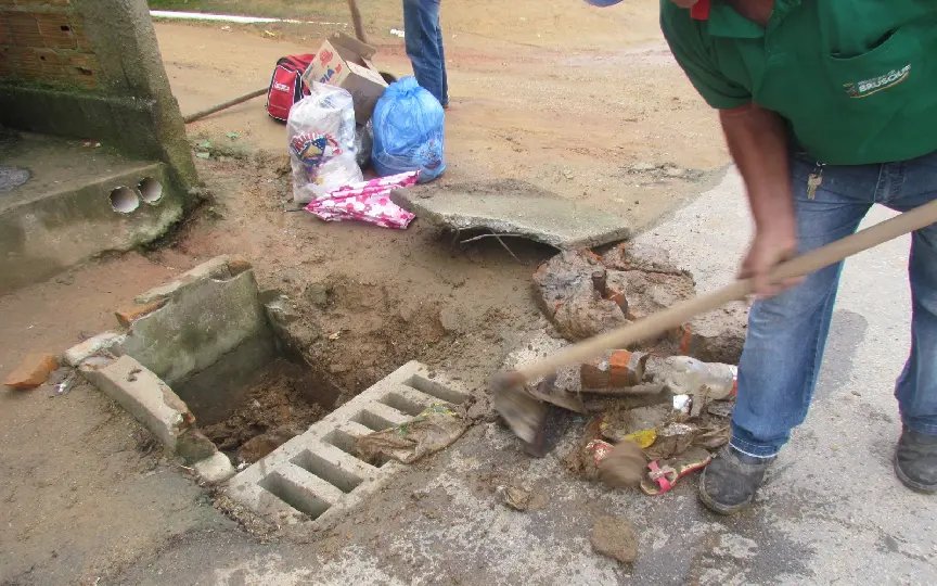 Secretaria de Obras realiza mutirão de limpeza de bocas de lobo