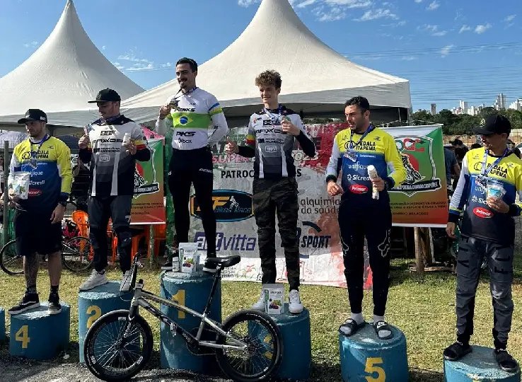 Pódio do Catarinense de Bicicross é formado por atletas brusquenses