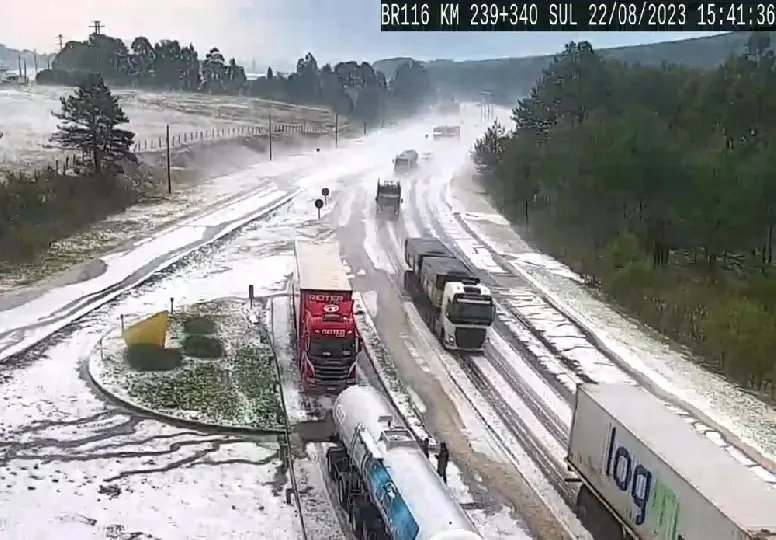 Chuva de granizo impressiona moradores da serra catarinense 