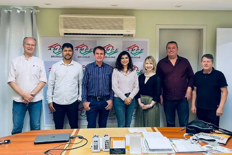 Ampe Brusque recebe visita de representantes da ABIT e da ApexBrasil 