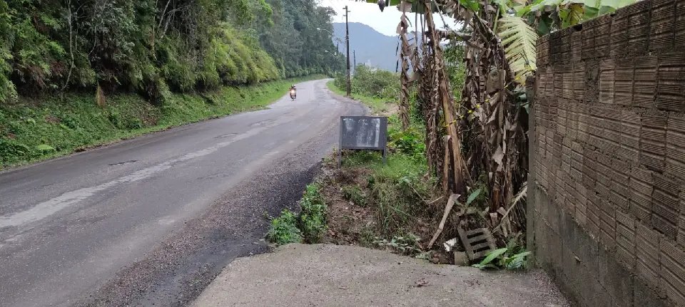 Cratera na beira da via preocupa pedestres na Luiz Maffezzolli