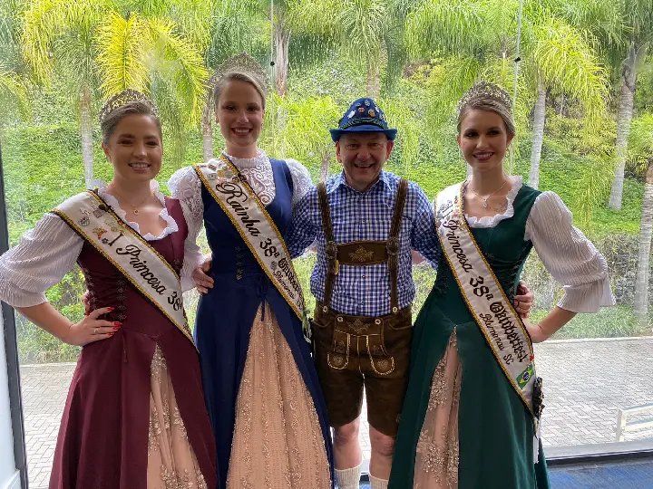 Luciano Hang recebe na Havan a visita da realeza da Oktoberfest 