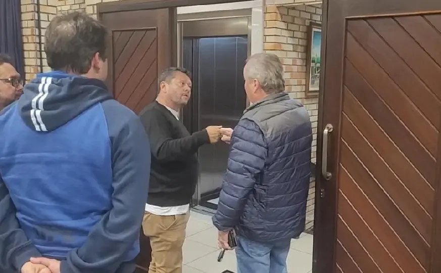 Vereadores batem boca após término da sessão 
