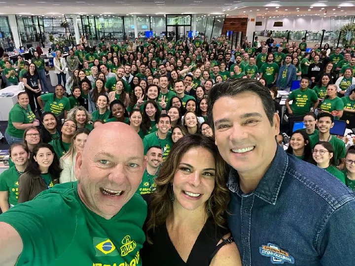 Cantora Sula Miranda visita Centro Administrativo da Havan