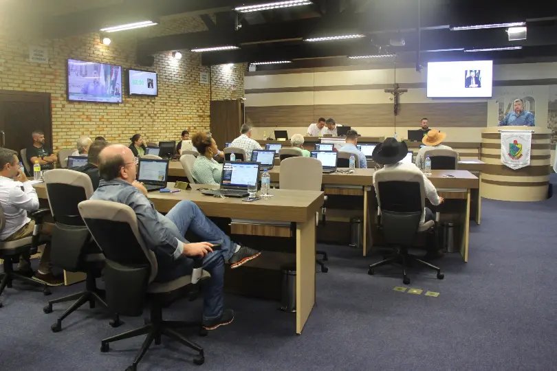 Sessão paz e amor marca encontro de vereadores após eleição