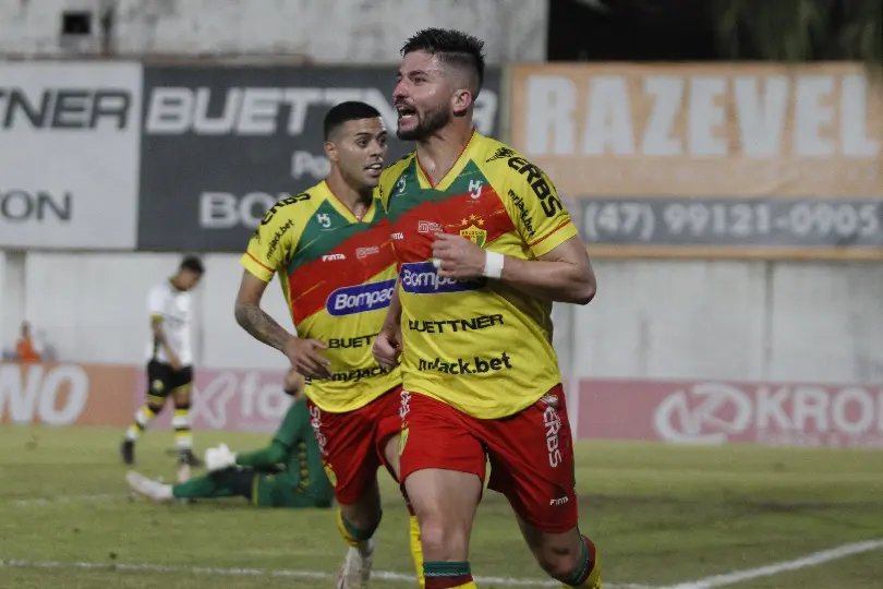 Queiroz sai do banco, marca e garante vitória do Brusque 
