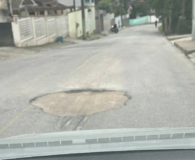 Buracos estão preocupando quem passa pela Rua Carlos Ristow