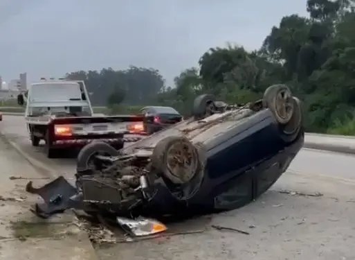 Motorista que capotou carro na beira rio precisa de ajuda