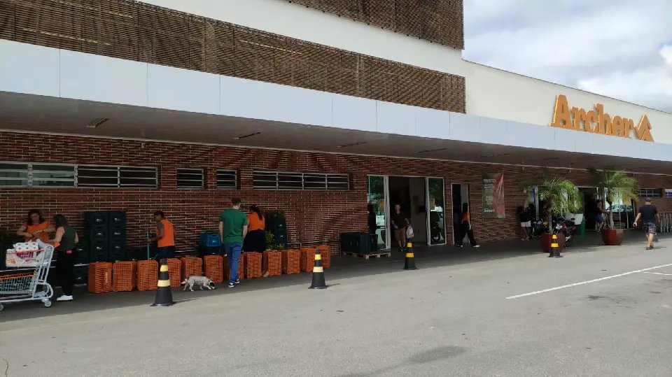 Supermercado Archer distribui mudas em comemoração ao Dia da Árvore