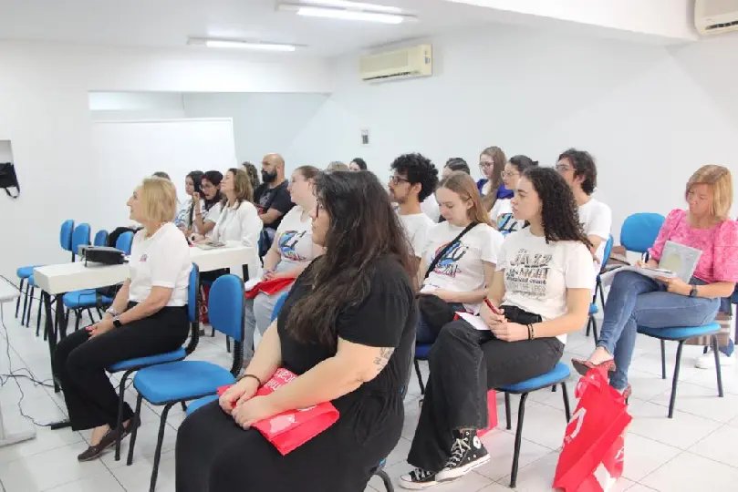 Núcleo das Escolas de Idiomas da ACIBr reúne professores de língua inglesa