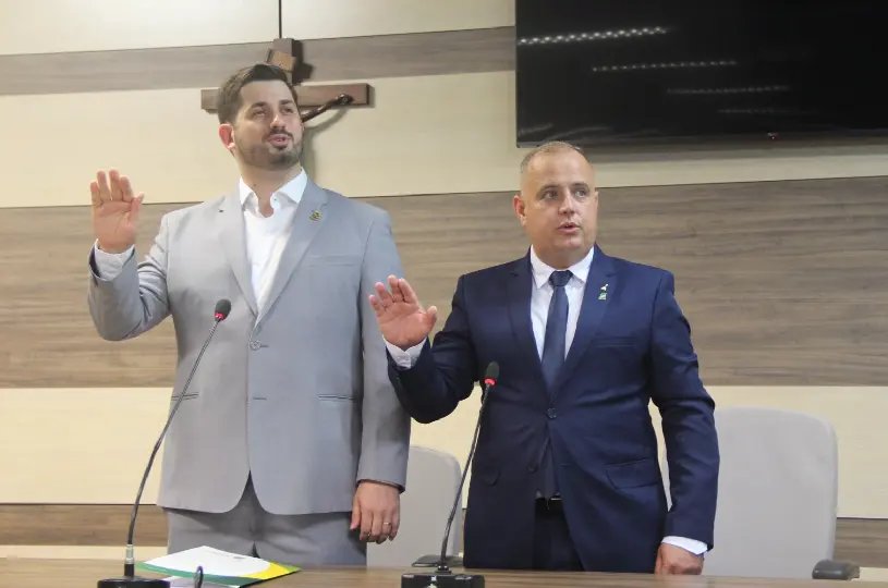 André Vechi e Deco Batisti tomam posse como prefeito e vice-prefeito 