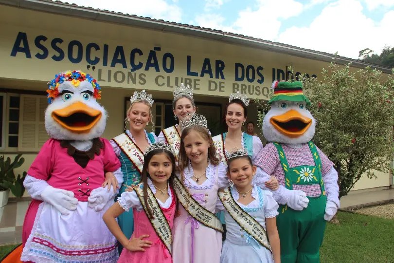 Realeza da Fenarreco visita Lar dos Idosos de Brusque
