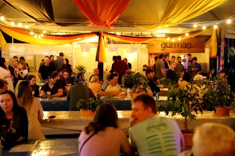 Mesmo com chuva, Biergartenplatz atrai grande público 