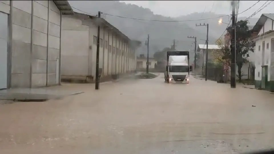 Chuva causa problemas em Brusque esta manhã