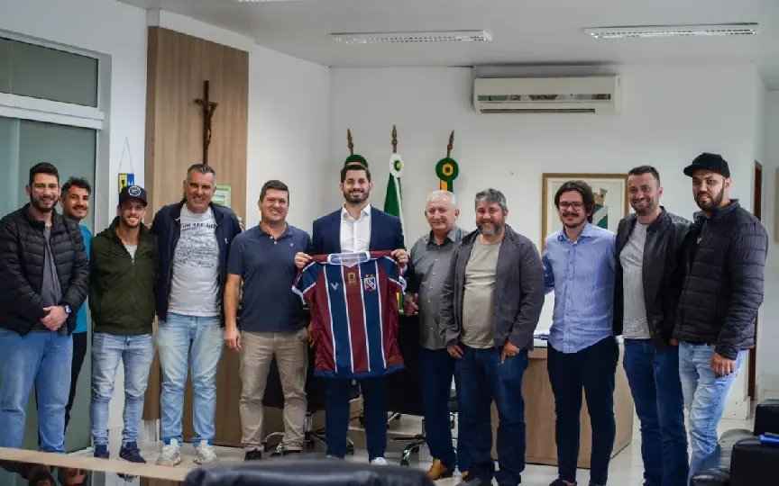 Carlos Renaux apresenta projeto de estádio na prefeitura 
