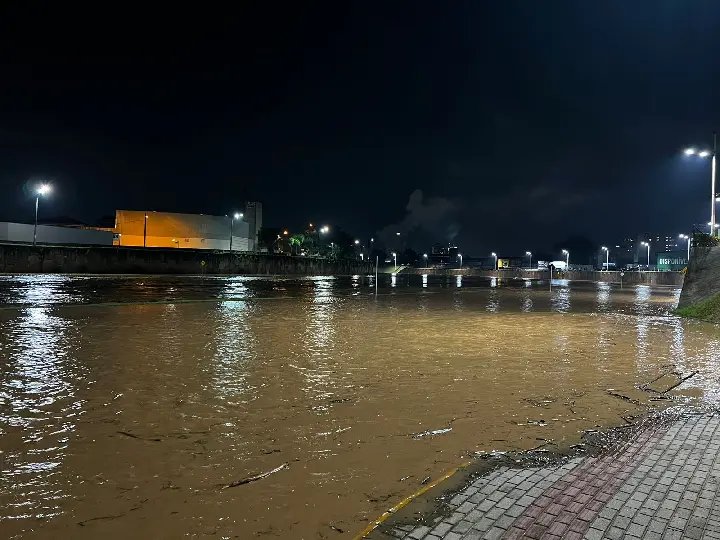 Rio Itajaí-Mirim fora da calha em vários pontos de Brusque