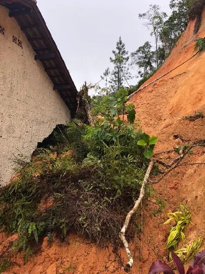 Deslizamento atinge residência e causa vazamento de gás