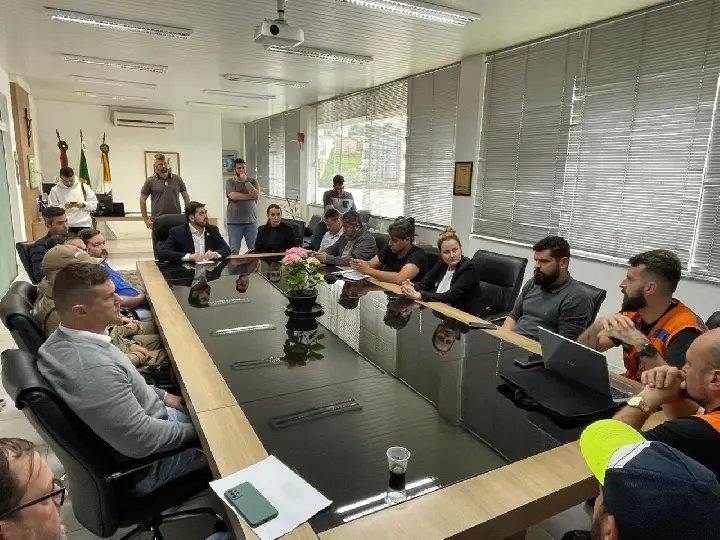 Prefeito se reúne com secretários e forças de segurança